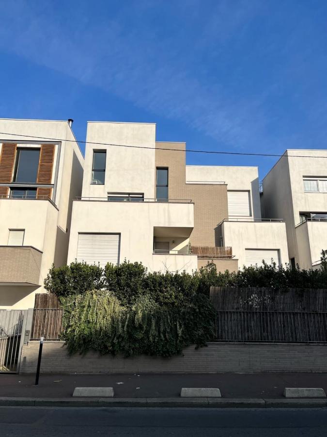 Modern And Bright Near Paris